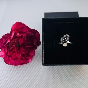 RARE! - Vintage 925 Silver Leaf Ring with Mother of Pearl - Size 8.5 - Like New!